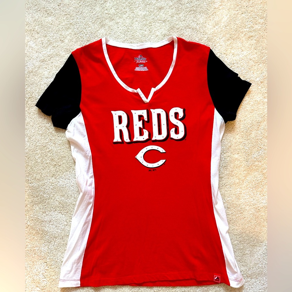 Cincinnati Reds t-shirt. Size L. Black sleeves, white sides, red front and back.
